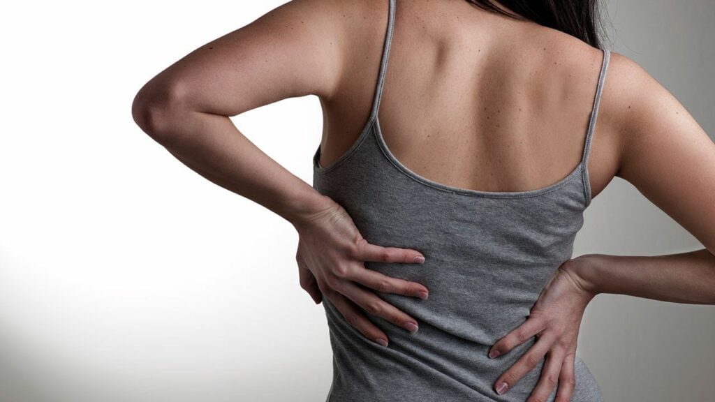 mid-back-pain-right-side-what-causes-it-and-treatment-tips