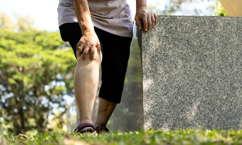 knee pain when walking