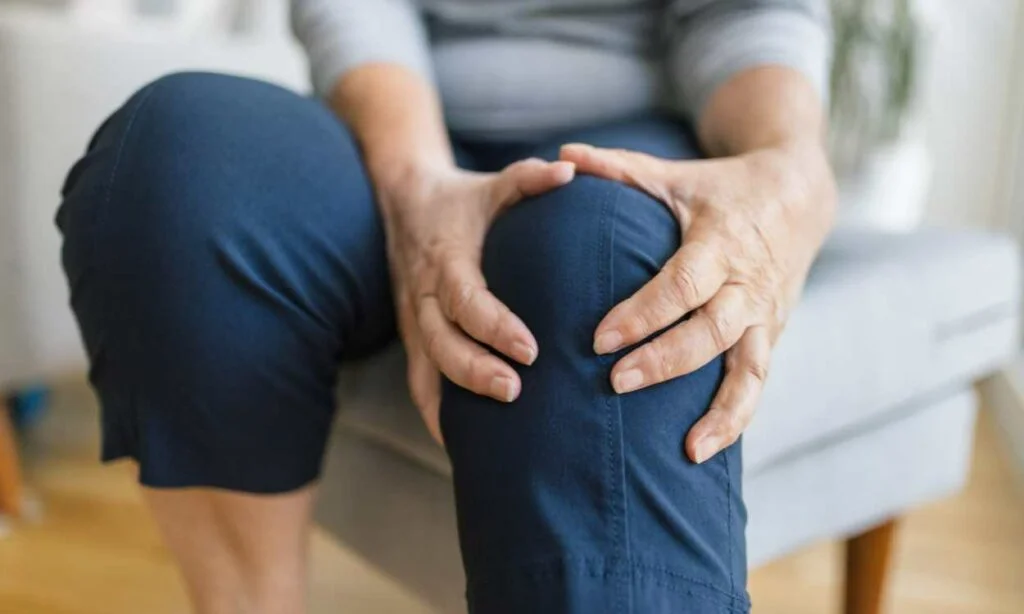 knee swelling without pain