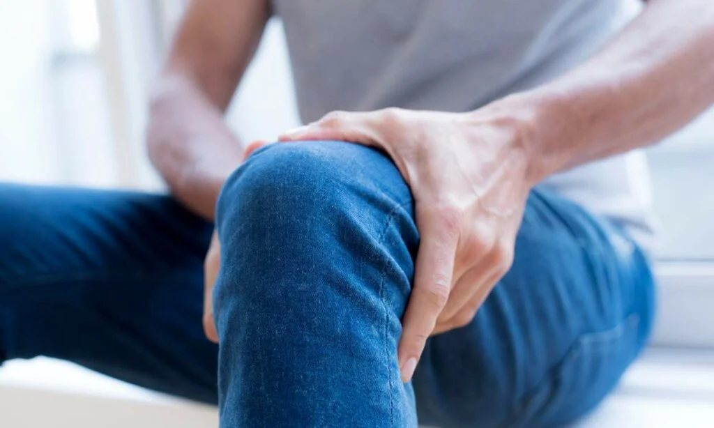 stiff knee pain
